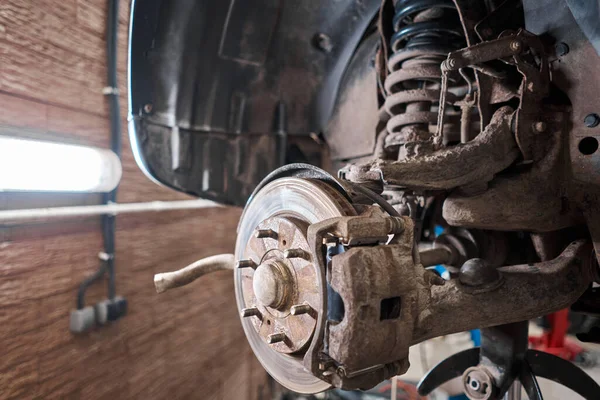 Paslı Davul Frenleri Arabanın Arkası Garajdaki Eski Fren Diskini Yenisiyle — Stok fotoğraf