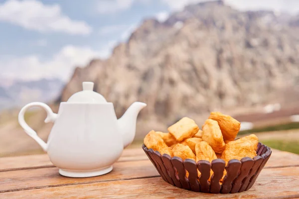 Чайник Чаем Вкуснейшей Национальной Казахской Выпечкой Баурсак Уличное Кафе Высокогорье — стоковое фото