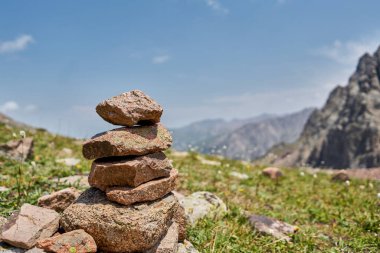 Zen dengeli taşlar yüksek dağlarda istiflenir. Resimli bir dağ vadisine karşı taş piramitleri. Moraine Kazakistan 'ın dağlık kesimlerinde. Yüksek kalite fotoğraf