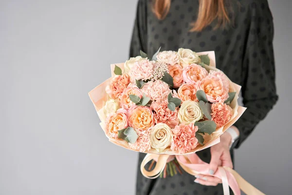 花屋の女性は混合された花の美しい花束を作成します ヨーロッパのフラワーショップコンセプト ハンサムな新鮮なバンド マスタークラス 花のコース 花配達 良質の写真 — ストック写真