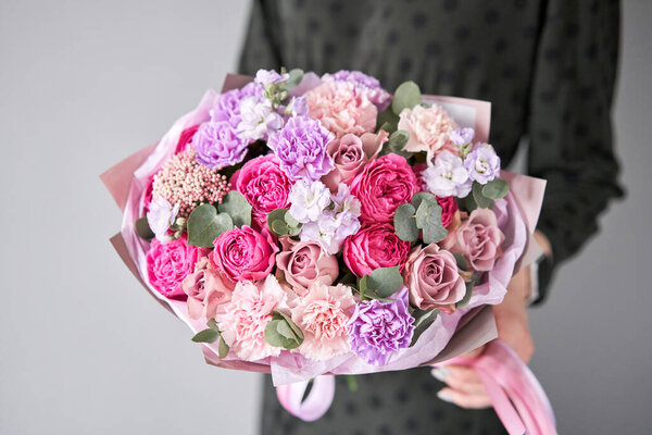 Floristin Zaubert Einen Schönen Strauß Gemischter Blumen Europäisches Konzept Für — Stockfoto