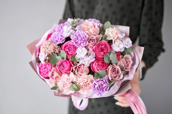 Kwiaciarnia Kobieta Tworzy Piękny Bukiet Mieszanych Kwiatów Koncepcja Europejskiej Kwiaciarni Zdjęcia Stockowe bez tantiem