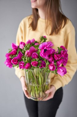 Magenta ve menekşe renginde gelincik şakayıkları. Bir sürü çiçek, harika bir arka plan. Çiçekçi dükkanındaki çiçekçinin işi. Taze kesilmiş çiçek getirdim. Avrupa çiçekçisi. Yüksek kalite fotoğraf