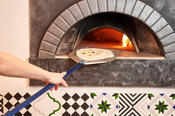 Szef Kuchni Przygotowuje Pizzę Surowa Pizza Gotowa Pieczenia Gotować Fartuchu — Zdjęcie stockowe
