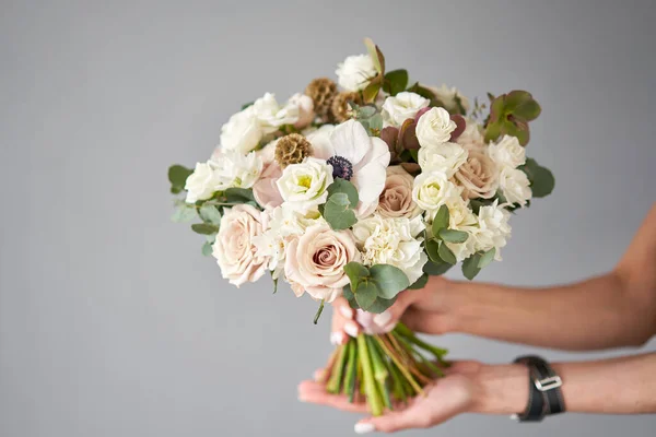 Bouquet Sposa Spose Bella Fiori Bianchi Verde Decorato Con Nastro — Foto Stock