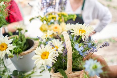 Buketler konusunda yüksek lisans. Hasır sepette bahar buketi. Çiçek düzenlemeyi öğrenmek, kendi ellerinle güzel buketler yapmak. Yüksek kalite fotoğraf