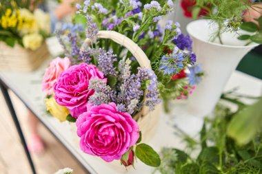 Buketler konusunda yüksek lisans. Hasır sepette bahar buketi. Çiçek düzenlemeyi öğrenmek, kendi ellerinle güzel buketler yapmak. Yüksek kalite fotoğraf