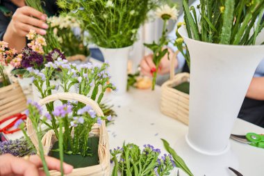 Buketler konusunda yüksek lisans. Hasır sepette bahar buketi. Çiçek düzenlemeyi öğrenmek, kendi ellerinle güzel buketler yapmak. Yüksek kalite fotoğraf