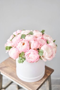 Pembe yuvarlak kutuda pembe şakayıklar. Katalog ya da çevrimiçi mağaza için güzel şakayık. Çiçek dükkanı konsepti. Çiçek teslimatı.