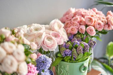 Showcase 'de bir sürü farklı çiçek var. Çiçeklerin karışımı. Katalog ya da çevrimiçi mağaza için güzel çiçekler. Çiçek dükkanı ve teslimat konsepti. Yüksek kalite fotoğraf