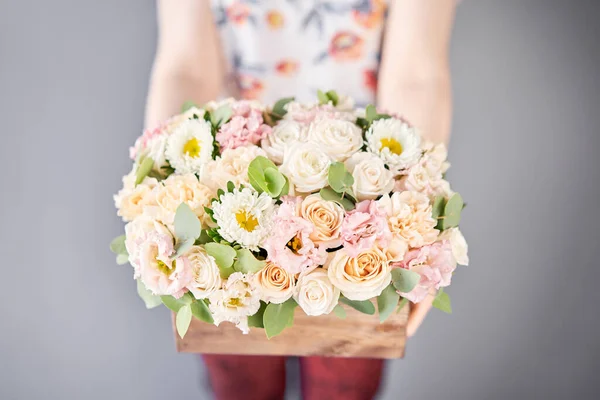 花屋の女性は木箱に花の配置を作成します 混合された花の美しい花束 フローラルショップのコンセプト ハンサムな新鮮なバンド フラワー 高品質の写真 — ストック写真