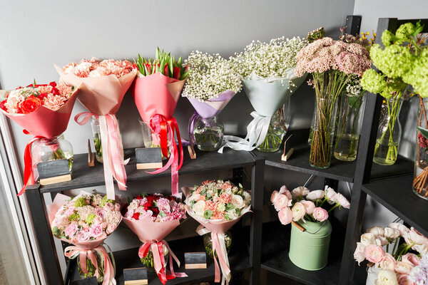 Готовые букеты на продажу. Много разных цветов на витрине. Фон смеси цветов. Красивые цветы для каталога или интернет-магазина. Цветочный магазин и концепция доставки. Высокое качество фото