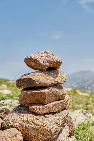 Zen Wyważone Kamienie Stos Wysokich Górach Piramida Kamieni Tle Malowniczej — Zdjęcie stockowe
