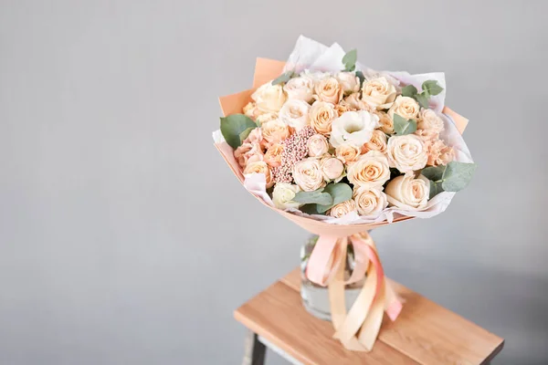 Piękny Bukiet Świeżych Kwiatów Szklanym Wazonie Drewnianym Stole Bukiet Prezentów — Zdjęcie stockowe