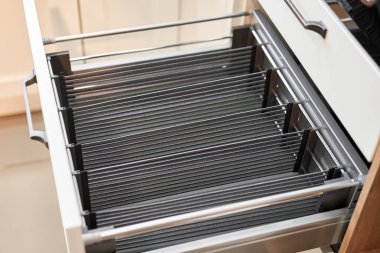 Boş depo kutusu. Farklı kap kacak ve depolama malzemeleri için açık çekmece. Mutfak çatal bıçak çekmecesi düzenleyici tepsisi, basit aletler seti, minimalist düzen. Mutfakta sipariş verin. Mutfak mobilyası mağazası