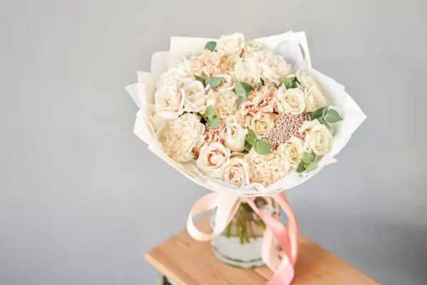 Beau Bouquet Fleurs Fraîches Dans Vase Verre Sur Table Bois — Photo