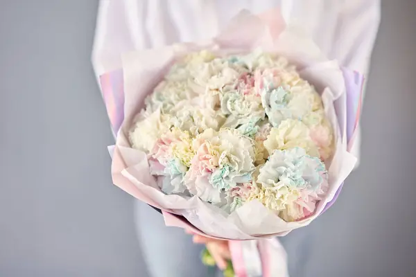 Schöner Regenbogen Mono Blumenstrauß Frauenhand Floral Shop Konzept Schöner Frisch — Stockfoto