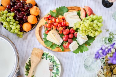 Master sınıfı için örtülü bir büfe masası. Peynir, meyve ve fındık. Master sınıfı ve peynir tatma. Yüksek kalite fotoğraf