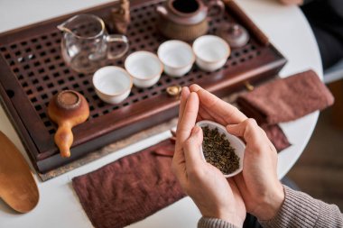 Misafirler çayın kokusunu içine çekerler. Çay seremonisi için her şey hazır. Tören tüm kurallara göre yapılır, ama klasik tarzda değil. Modern bir daireye ve kaliteli bir fotoğrafa uyum sağlamış.