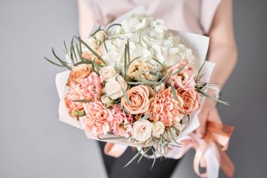 Küçük güzel buketler karışık çiçekler kadının elinde. Çiçek dükkanı konsepti. Taze kesilmiş güzel bir buket. Çiçek teslimatı. Yüksek kalite fotoğraf