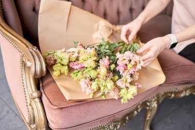 Çiçek demeti, eve gitmek için hazır. Dekorasyon için taze kesilmiş çiçekler. Avrupa çiçekçisi. Taze kesilmiş çiçek, kaliteli fotoğraf.