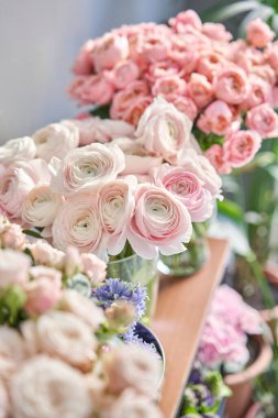 Showcase 'de bir sürü farklı çiçek var. Çiçeklerin karışımı. Katalog ya da çevrimiçi mağaza için güzel çiçekler. Çiçek dükkanı ve teslimat konsepti. Yüksek kalite fotoğraf