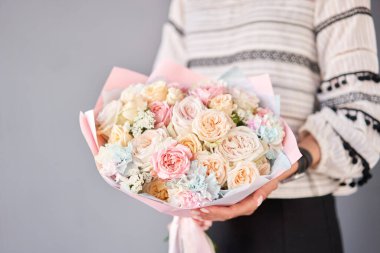 Küçük güzel buketler karışık çiçekler kadının elinde. Çiçek dükkanı konsepti. Taze kesilmiş güzel bir buket. Çiçek teslimatı. Yüksek kalite fotoğraf