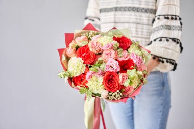 Küçük güzel buketler karışık çiçekler kadının elinde. Çiçek dükkanı konsepti. Taze kesilmiş güzel bir buket. Çiçek teslimatı. Yüksek kalite fotoğraf