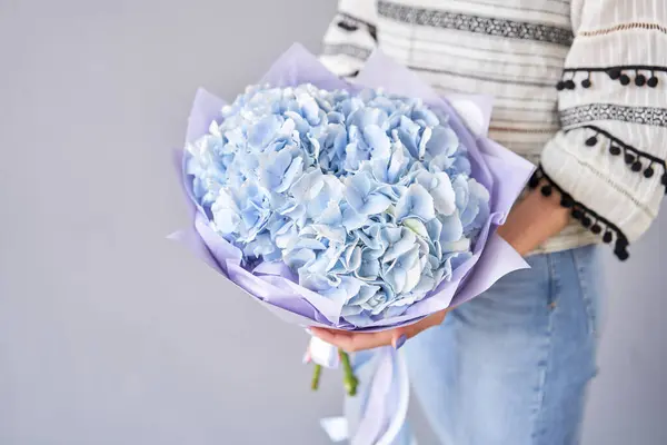 Невеликі Красиві Букети Змішаних Квітів Руці Жінки Концепція Квіткового Магазину Стокове Зображення