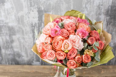 Vazoda küçük, güzel bir buket karışık çiçek. Çiçek dükkanı konsepti. Taze kesilmiş güzel bir buket. Çiçek teslimatı. Yüksek kalite fotoğraf