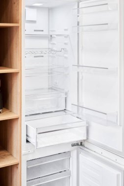 Buzdolabı. Boş bir buzdolabının kapısını aç. Mağazadaki ev aletleri. Elektrikli aletler ve ev eşyaları. Alışveriş merkezindeki mutfak aletleri. Yüksek kalite fotoğraf