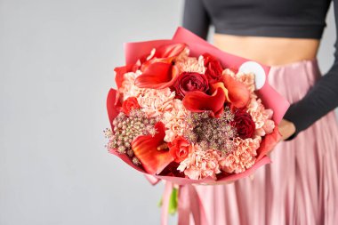 Küçük güzel buketler karışık çiçekler kadının elinde. Çiçek dükkanı konsepti. Taze kesilmiş güzel bir buket. Çiçek teslimatı. Yüksek kalite fotoğraf