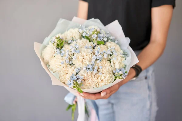 Невеликі Красиві Букети Змішаних Квітів Руці Жінки Концепція Квіткового Магазину Ліцензійні Стокові Зображення