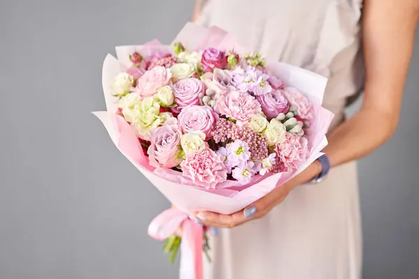 Невеликий Красивий Букет Змішаних Квітів Руці Жінки Концепція Квіткового Магазину Ліцензійні Стокові Фото