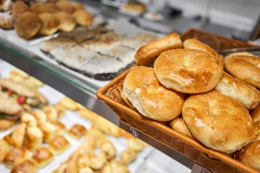Farklı dolgulu fırında turtalar, tatlı ya da tuzlu. Çeşitli sıcak yemekler. Açık büfede ya da self-servis lokantasında cam vitrin. Yüksek kalite fotoğraf