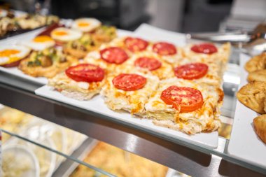 Çeşitli sıcak yemekler. Açık büfede ya da self-servis lokantasında cam vitrin. Yüksek kalite fotoğraf