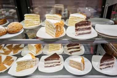 Rangpur ve Valencia portakallarıyla yapılan pastalar da dahil olmak üzere çeşitli tatlılar cam bir kutuda sergilenmektedir. Turunçgiller lezzetli yiyeceklere ferahlatıcı bir tat katıyor.