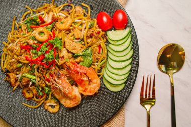 fried noodle with seafood toping