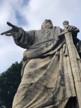 İtalya, Roma 'da kılıçlı bir savaşçı tanrının mermer heykeli. Yüksek kalite fotoğraf.