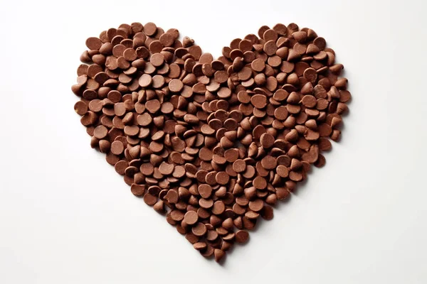 Srdce Nebo Milostný Tvar Roztroušených Čokoládových Lupínků Bílém Pozadí — Stock fotografie