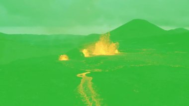 Alevli lav, duman ve parlayan atmosfer ile dramatik volkanik patlama etkisi, doğal afet temaları, arka planlar ve dijital sanat için idealdir..