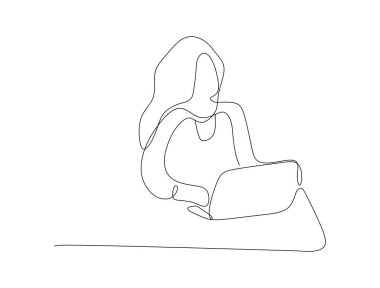 Tek sıra halinde genç bir kadın sandalyede oturuyor..