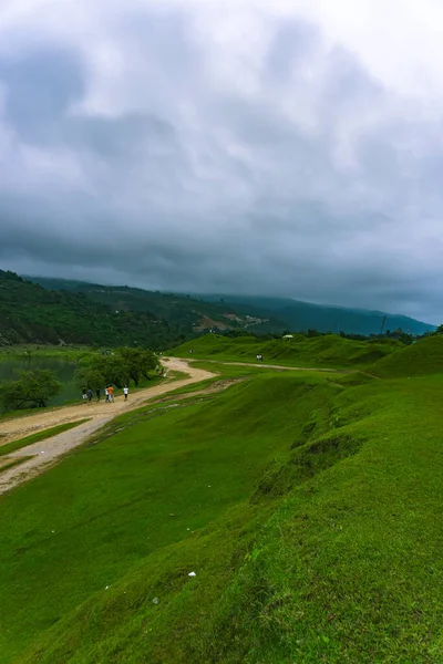 Niladri Gölü 'nde göl ve dağlarla doğal manzara Sunamganj Sylhet Bangladeş