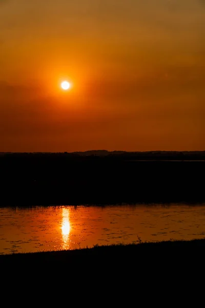Закат Над Озером Конец Дня Природа Пейзаж Избирательный Фокус — стоковое фото
