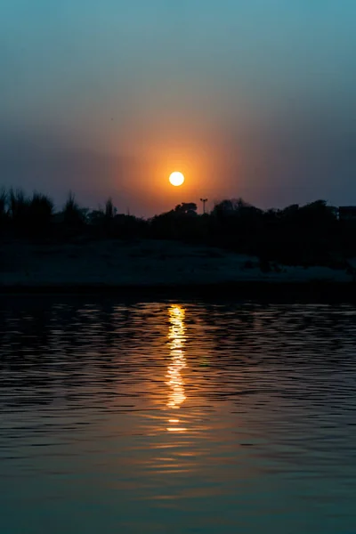 川の上の日没 午後の終わり 選択的な焦点 — ストック写真