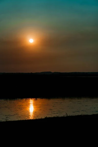 Sonnenuntergang Über Dem See Spätnachmittag Natur Landschaft Selektiver Fokus — Stockfoto