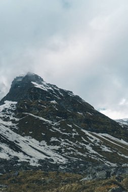 Karla kaplı dağlar, bulutlu ve dağlı manzara, Annapurna ana kampı, Nepal 'deki dağ