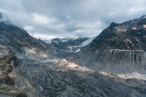 Kışın göl, bulutlu ve dağlı manzara, Annapurna ana kampı, Nepal 'deki dağ