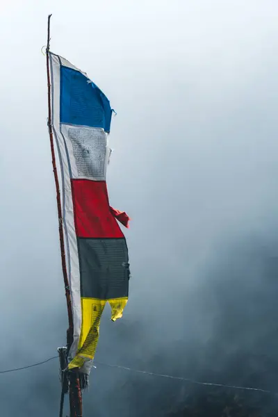 Nepal 'deki dağlarda tibet bayrakları, Nepal' deki dağ, Everest Dağı ülkesi, dağların bayrakları