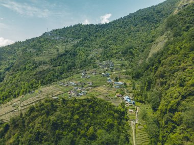 Dağların üzerinde bulutlar, sisin içinde dağlar, Annapurna ana kampı sırasında, Nepal